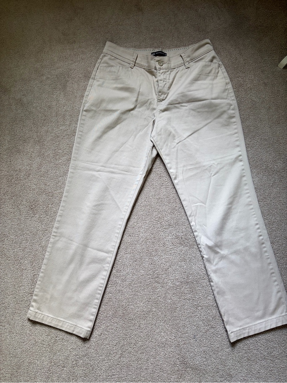Lee women’s pants relaxed fit 1889 12 short beige color great condition